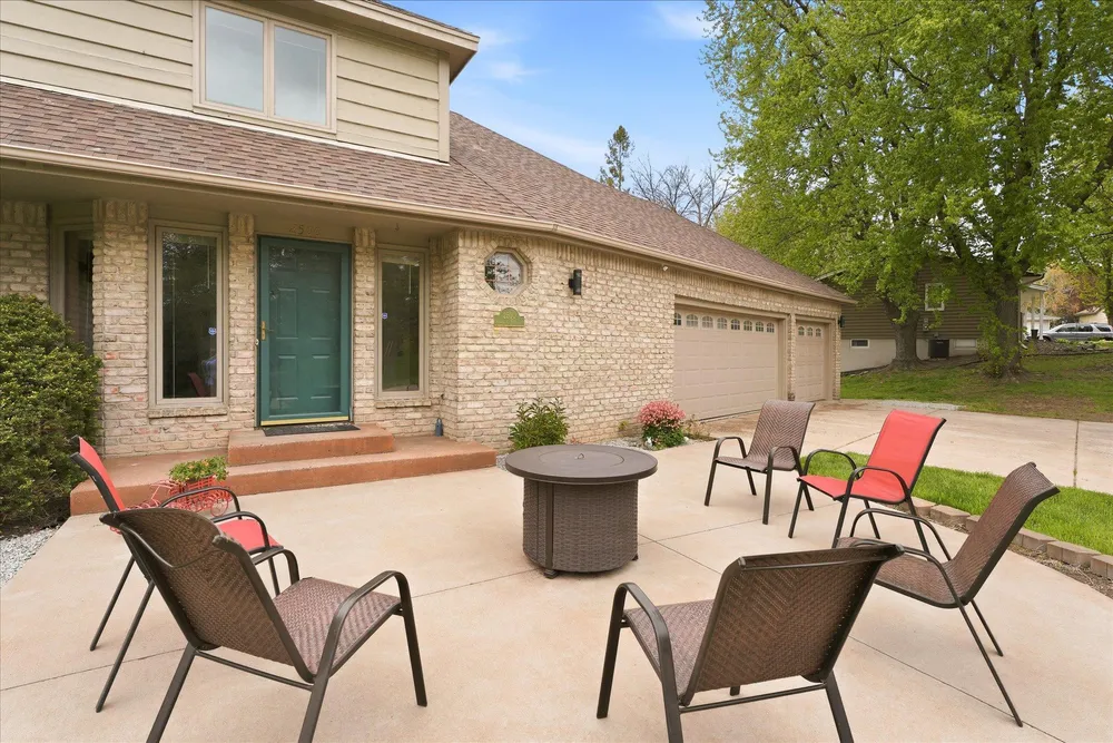 2500 Highland View Ave S, Burnsville, MN 55337