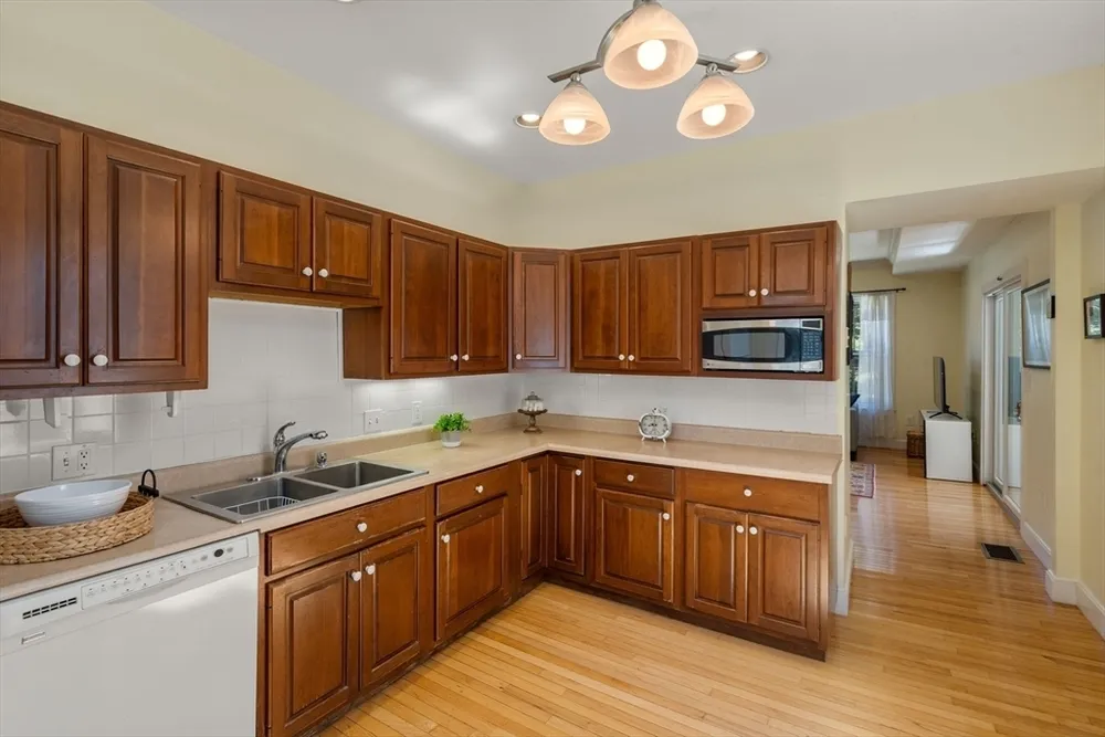 5 Spring St, Medfield, MA 02052