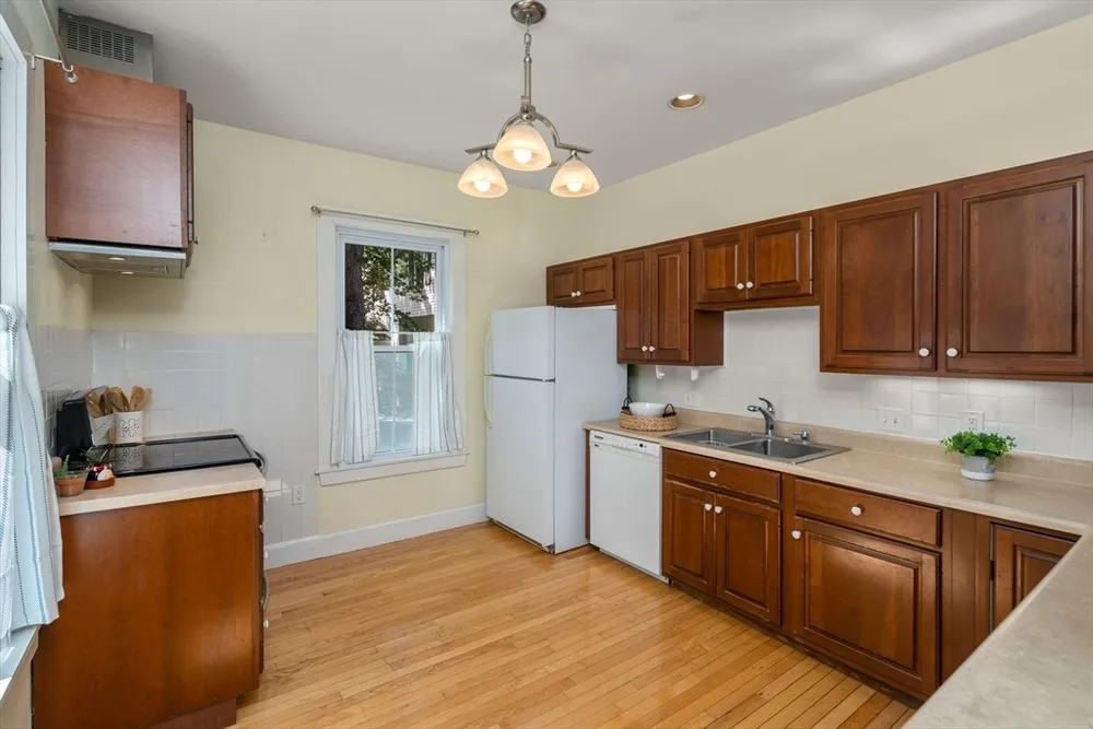 5 Spring St, Medfield, MA 02052