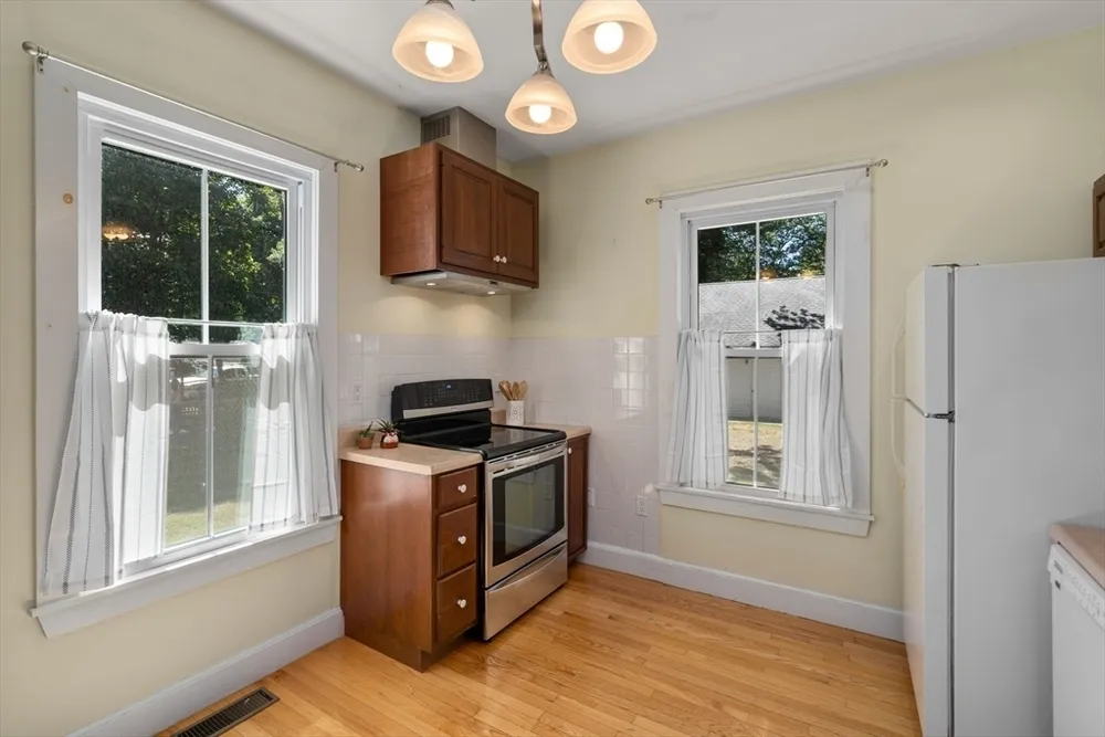 5 Spring St, Medfield, MA 02052
