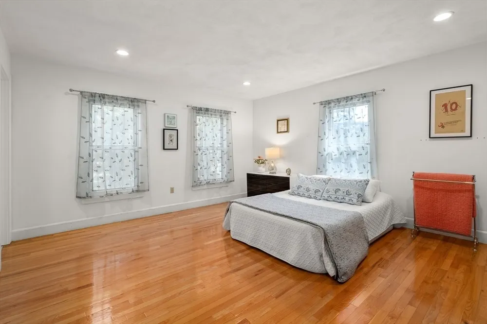 5 Spring St, Medfield, MA 02052