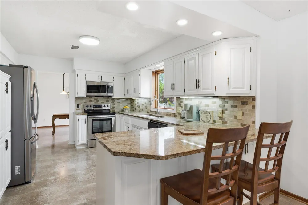 2500 Highland View Ave S, Burnsville, MN 55337