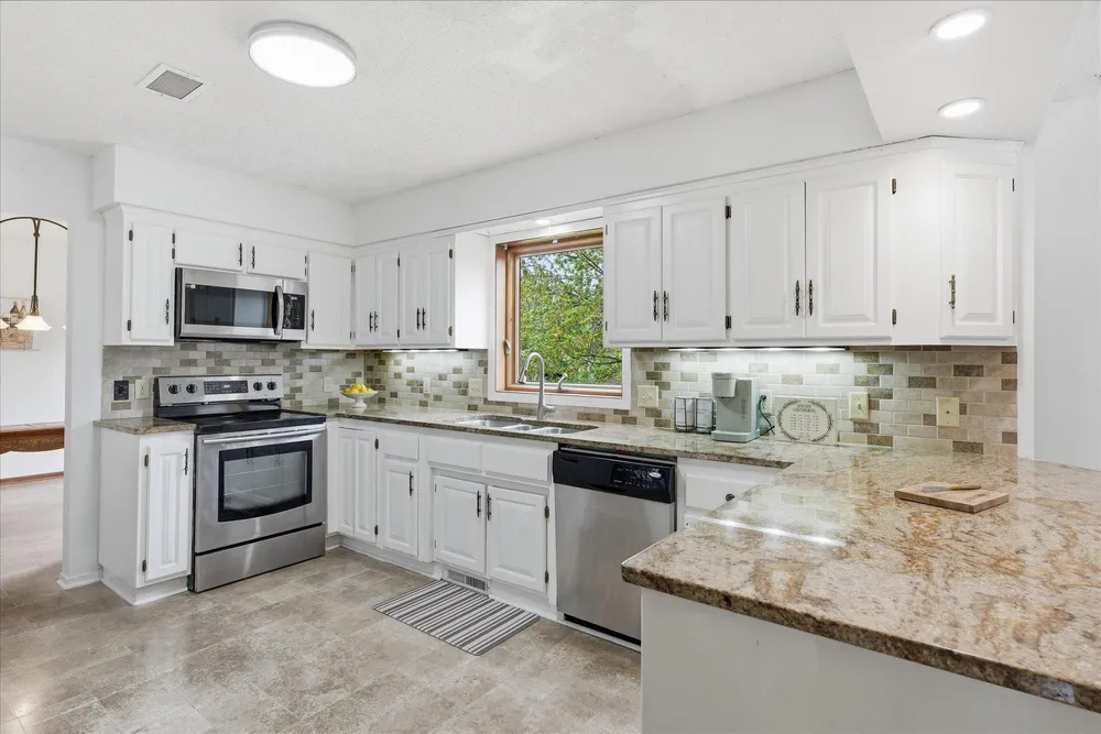 2500 Highland View Ave S, Burnsville, MN 55337