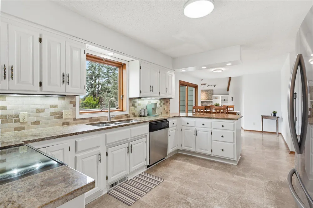 2500 Highland View Ave S, Burnsville, MN 55337
