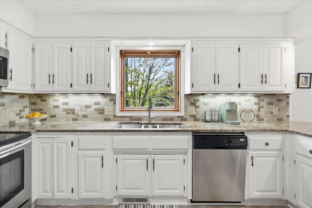 2500 Highland View Ave S, Burnsville, MN 55337
