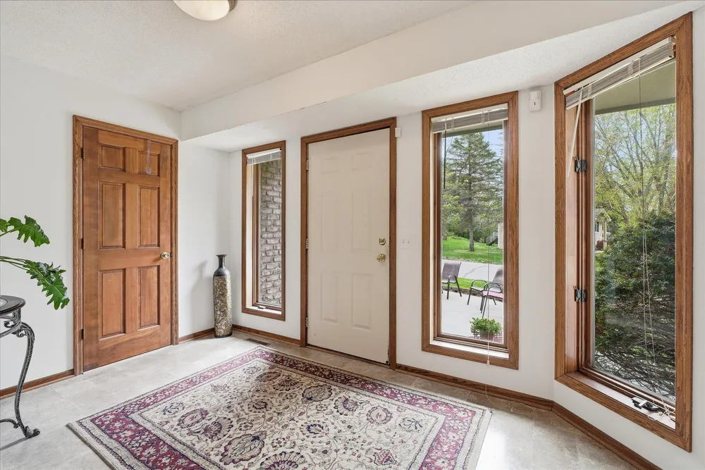 2500 Highland View Ave S, Burnsville, MN 55337