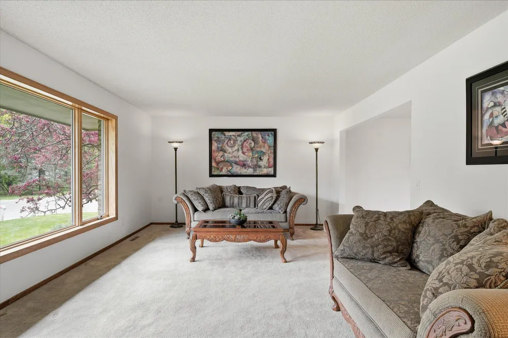 2500 Highland View Ave S, Burnsville, MN 55337