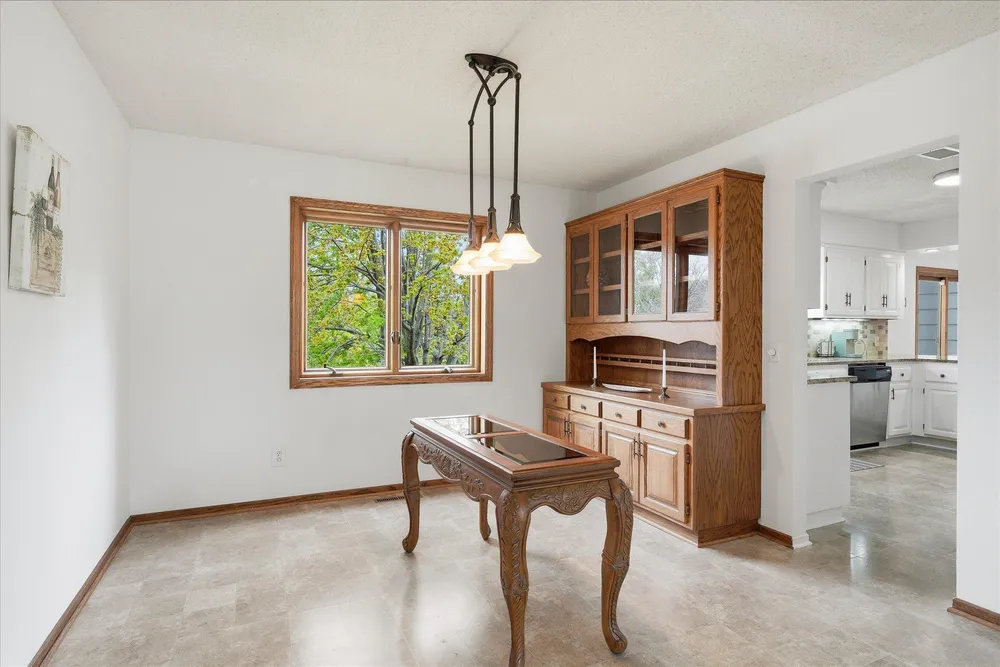 2500 Highland View Ave S, Burnsville, MN 55337