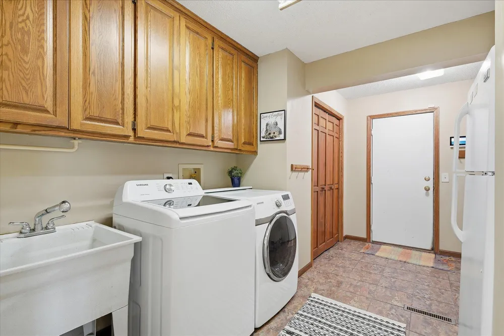 2500 Highland View Ave S, Burnsville, MN 55337