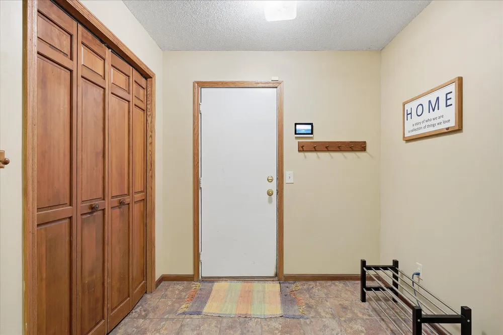 2500 Highland View Ave S, Burnsville, MN 55337