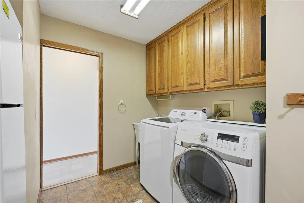 2500 Highland View Ave S, Burnsville, MN 55337