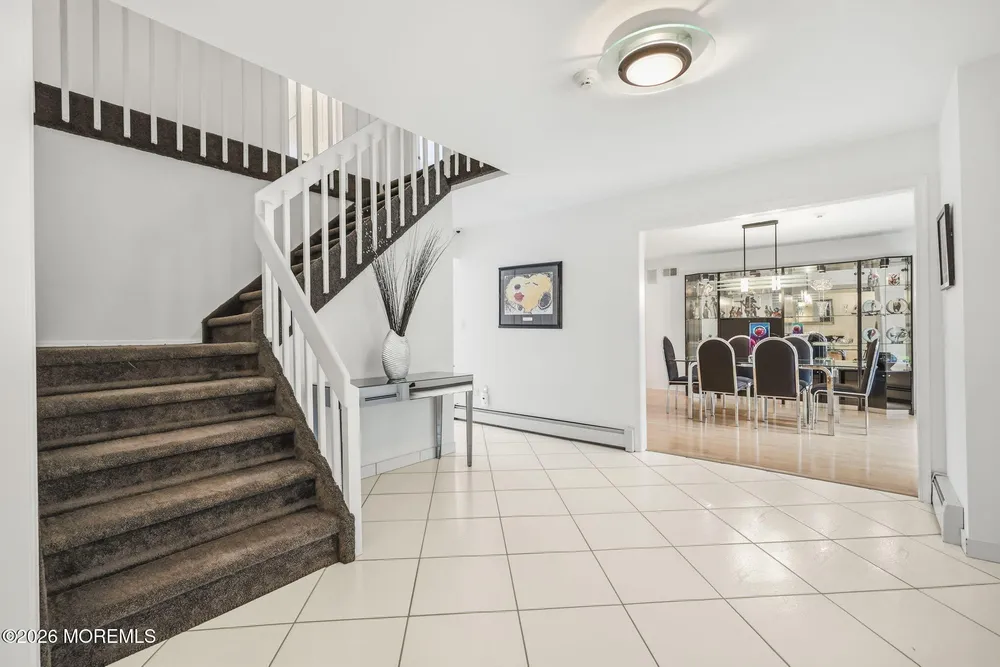 5 Emmons Ct, Marlboro, NJ 07746