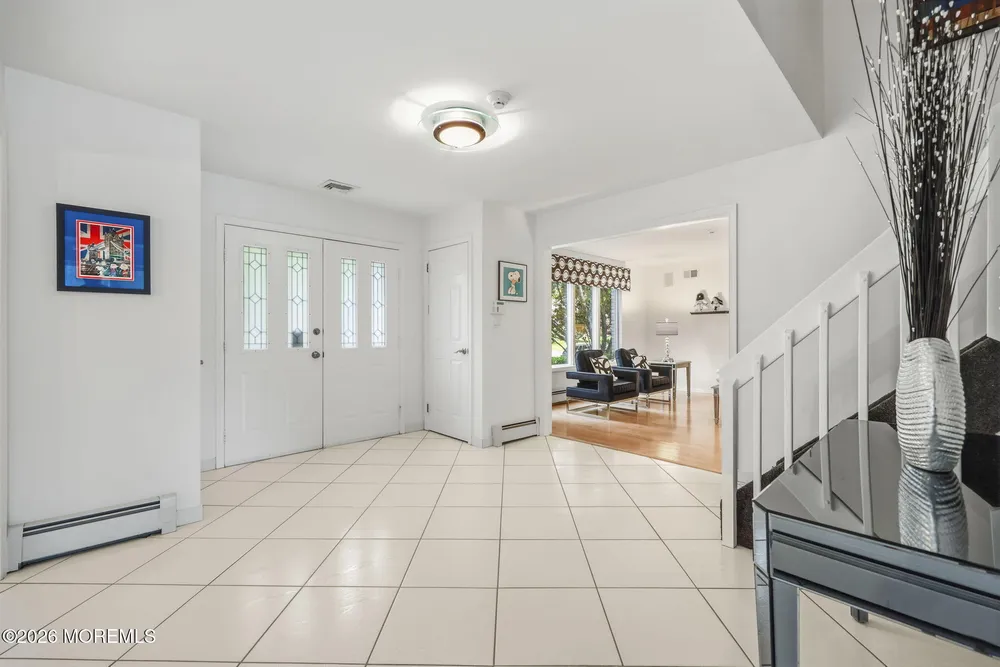 5 Emmons Ct, Marlboro, NJ 07746