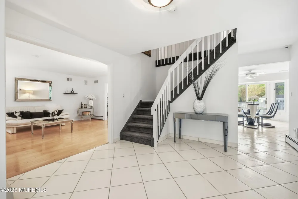 5 Emmons Ct, Marlboro, NJ 07746