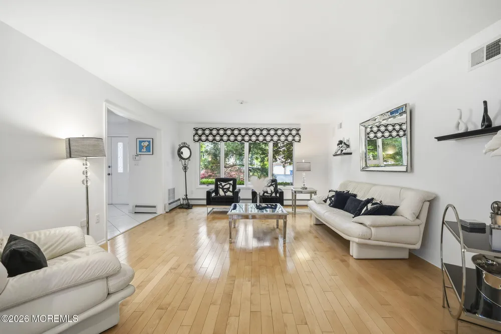 5 Emmons Ct, Marlboro, NJ 07746