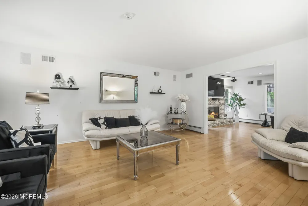 5 Emmons Ct, Marlboro, NJ 07746