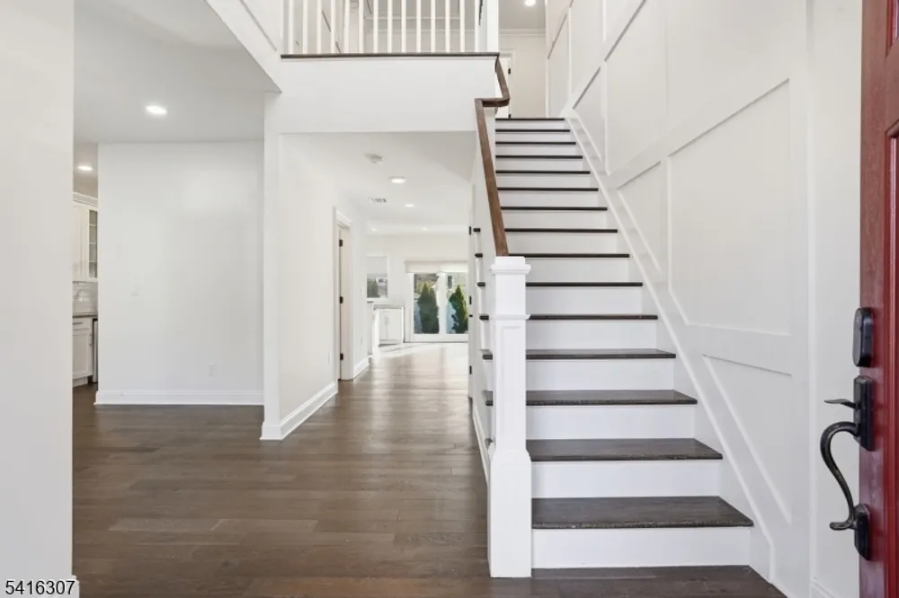 44 Manor Rd, Livingston, NJ 07039