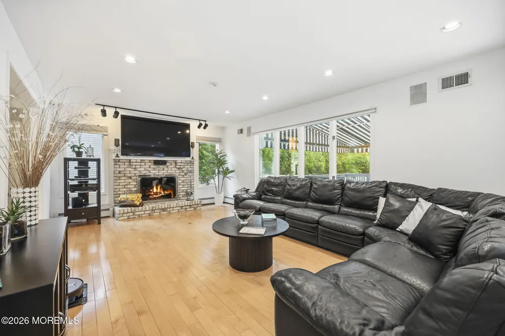5 Emmons Ct, Marlboro, NJ 07746