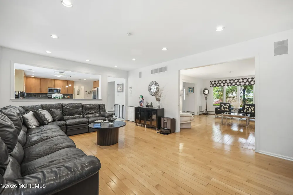 5 Emmons Ct, Marlboro, NJ 07746