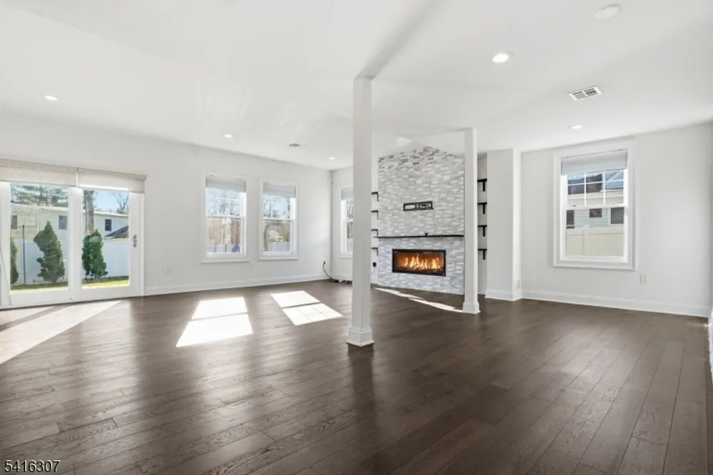 44 Manor Rd, Livingston, NJ 07039