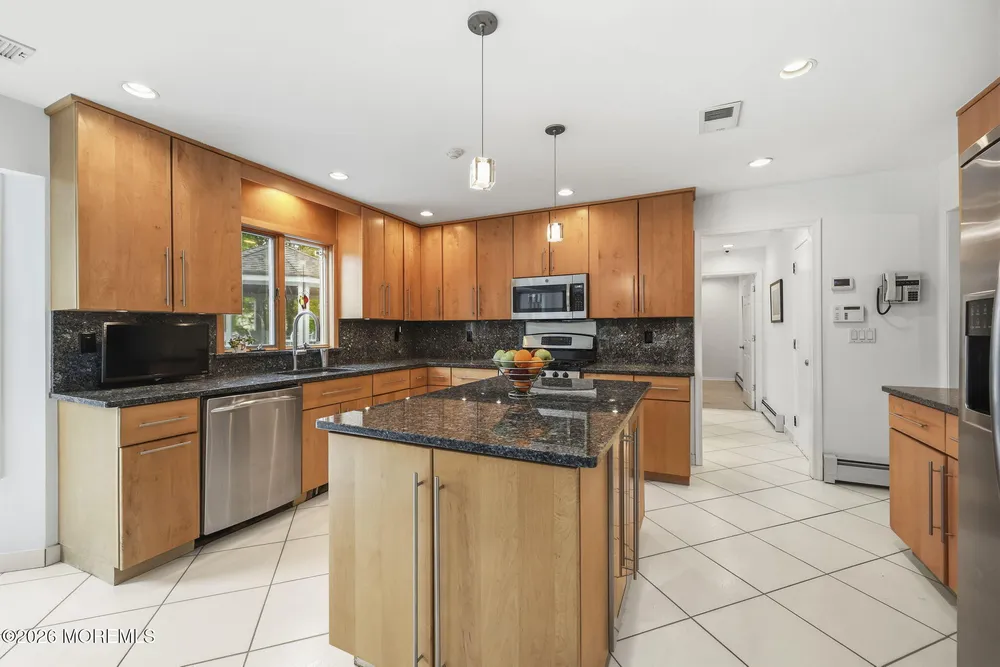 5 Emmons Ct, Marlboro, NJ 07746