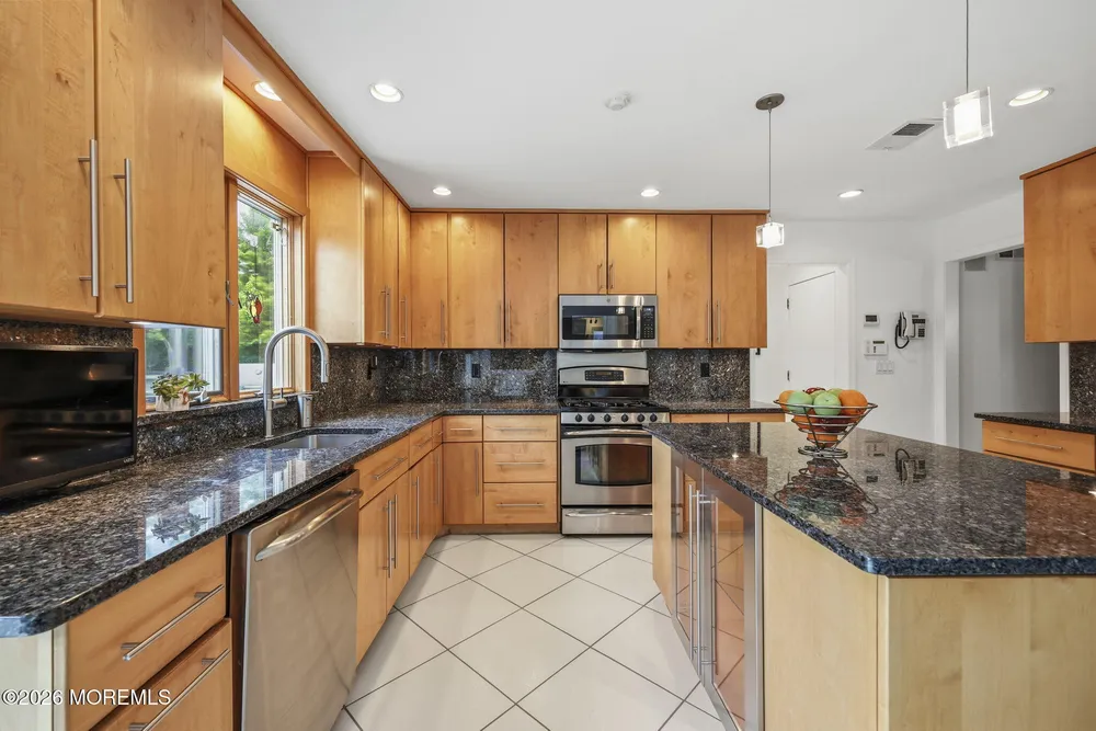 5 Emmons Ct, Marlboro, NJ 07746
