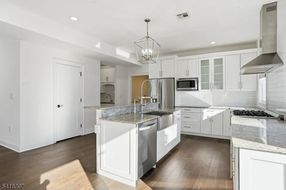 44 Manor Rd, Livingston, NJ 07039