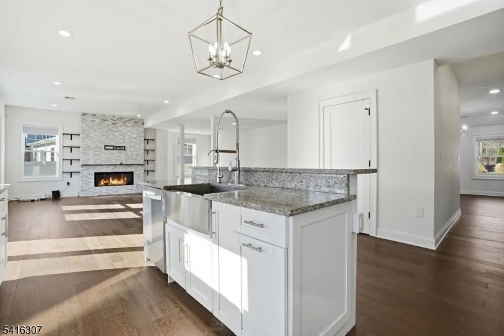 44 Manor Rd, Livingston, NJ 07039