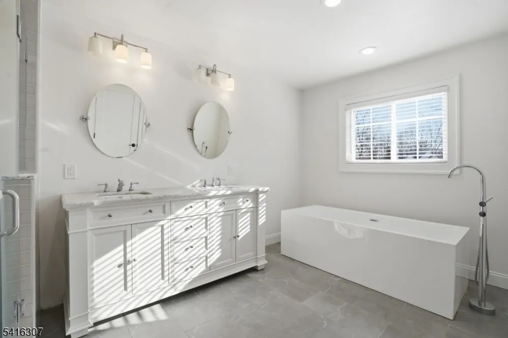 44 Manor Rd, Livingston, NJ 07039