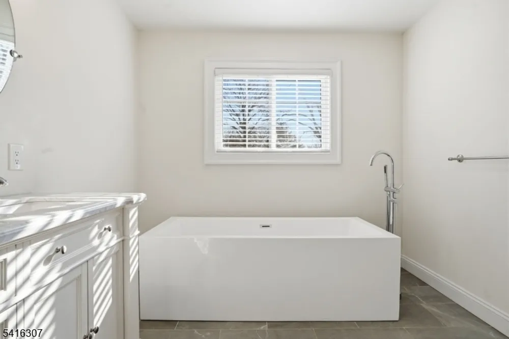 44 Manor Rd, Livingston, NJ 07039