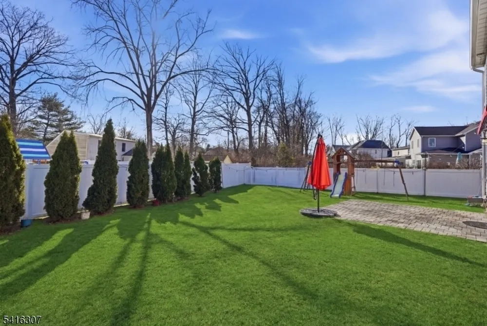 44 Manor Rd, Livingston, NJ 07039