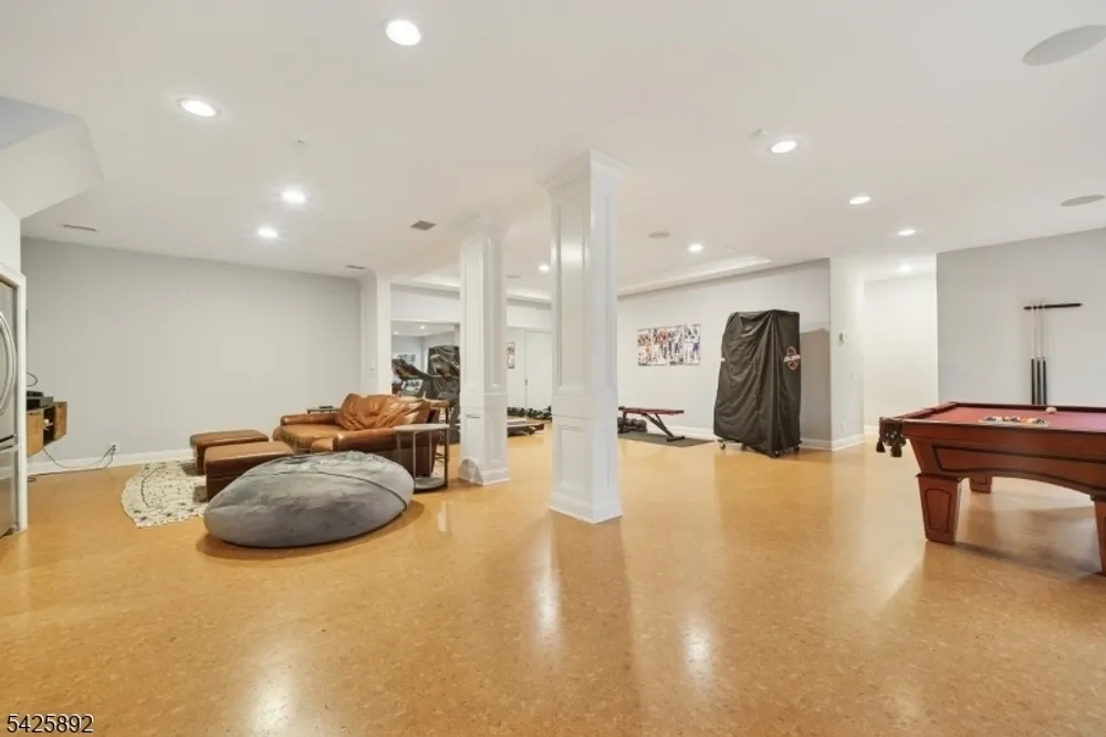 50 Sequoia Dr, Watchung, NJ 07069