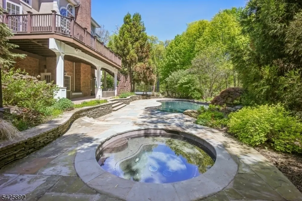 50 Sequoia Dr, Watchung, NJ 07069
