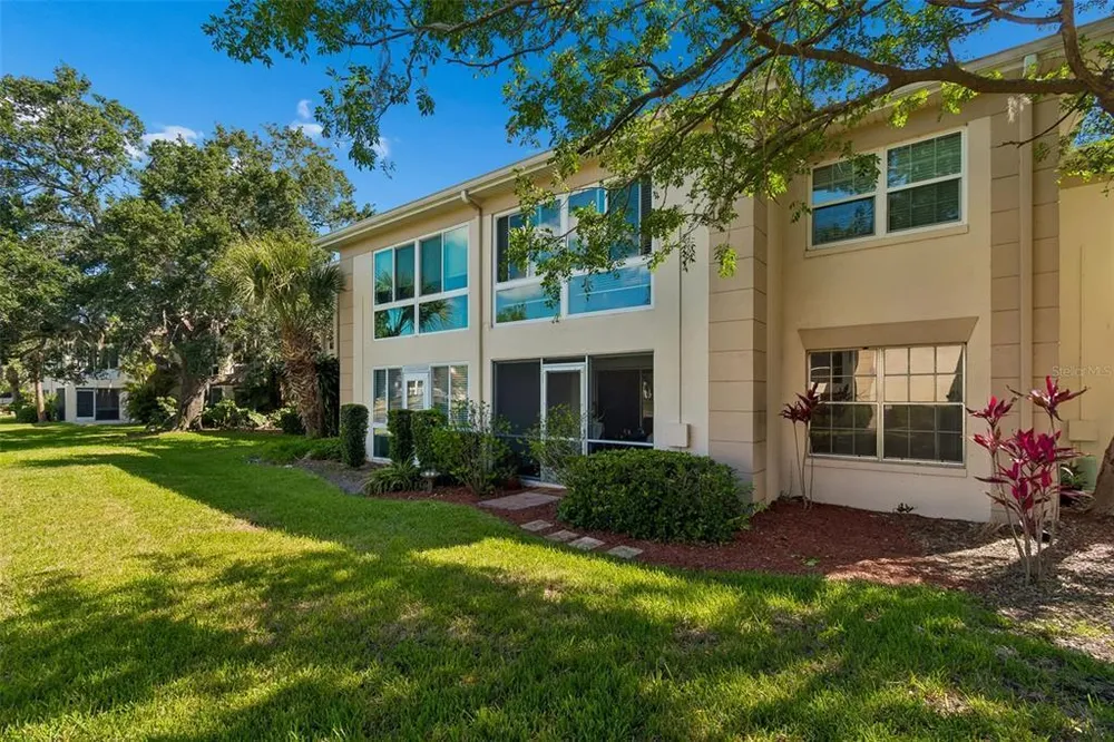 10340 Carrollwood Ln, Tampa, FL 33618