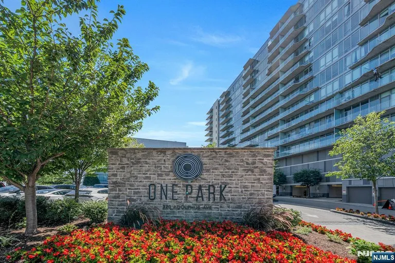 320 Adolphus Ave, Cliffside Park, NJ 07010