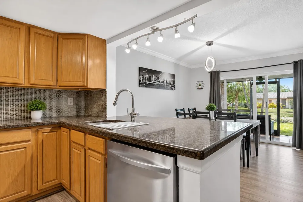 9050 NW 28th St, Coral Springs, FL 33065
