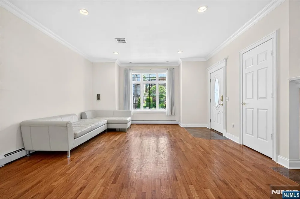 445 7th St, Palisades Park, NJ 07650