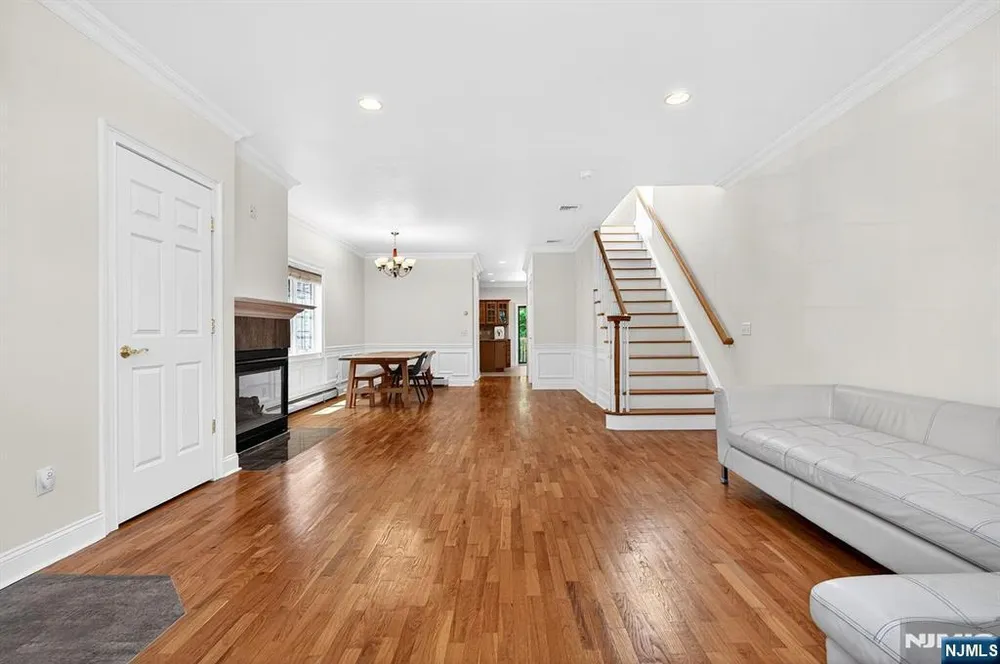 445 7th St, Palisades Park, NJ 07650