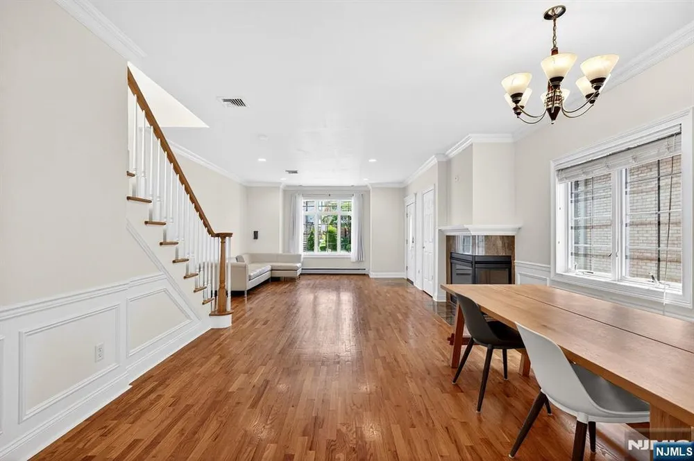 445 7th St, Palisades Park, NJ 07650