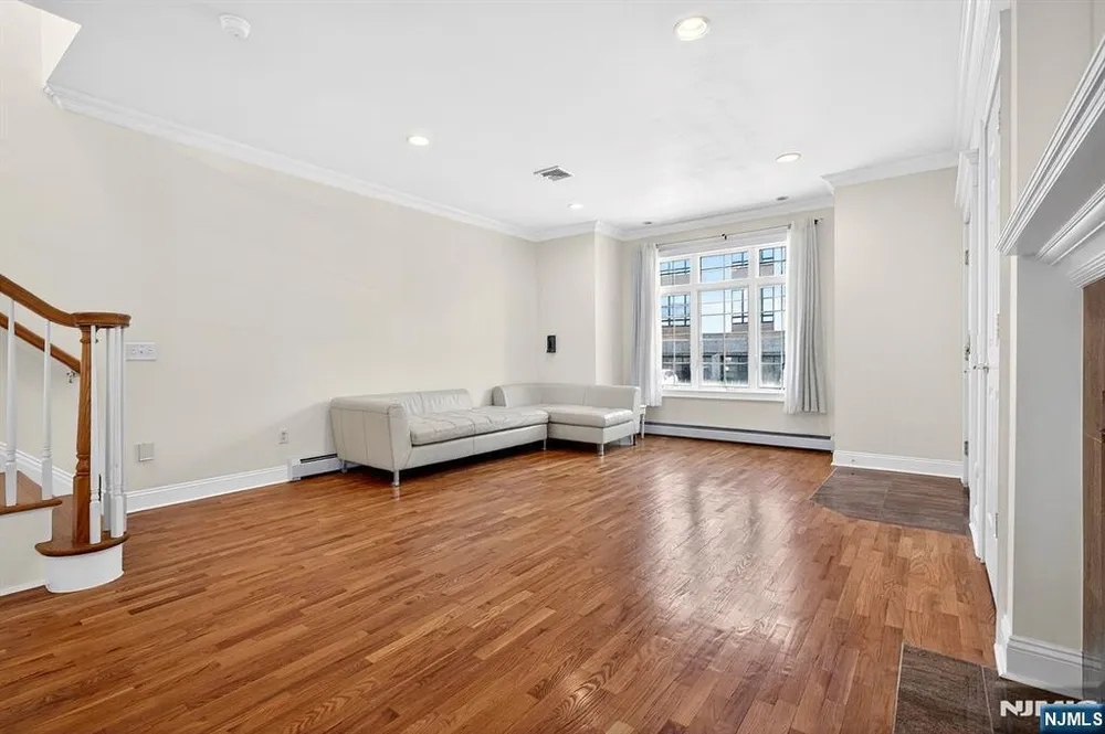 445 7th St, Palisades Park, NJ 07650