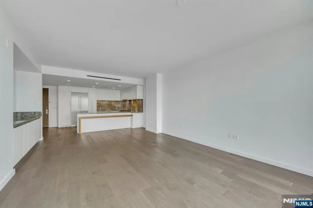 320 Adolphus Ave, Cliffside Park, NJ 07010