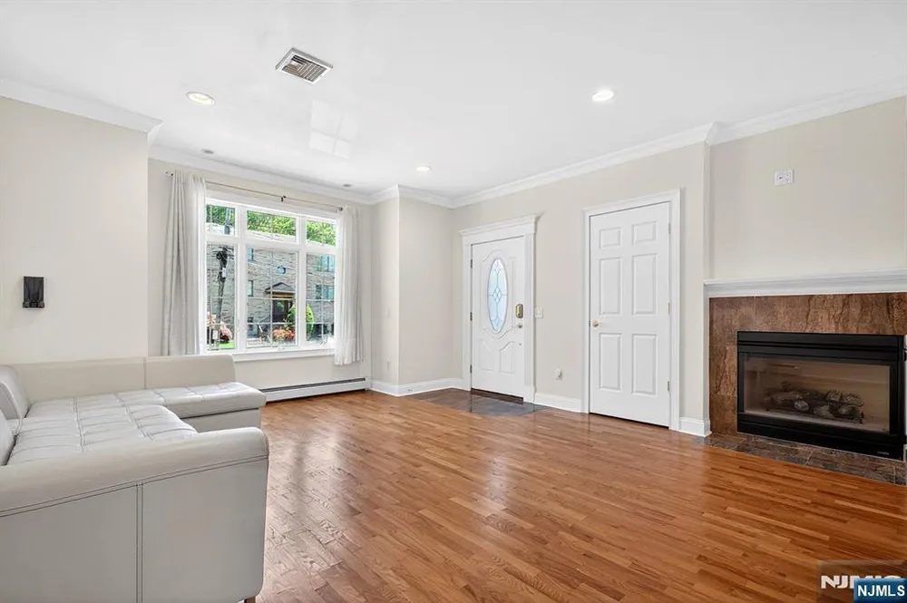 445 7th St, Palisades Park, NJ 07650