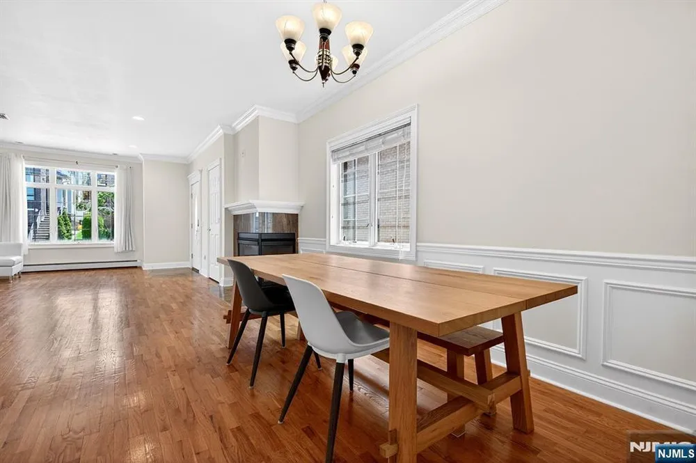 445 7th St, Palisades Park, NJ 07650