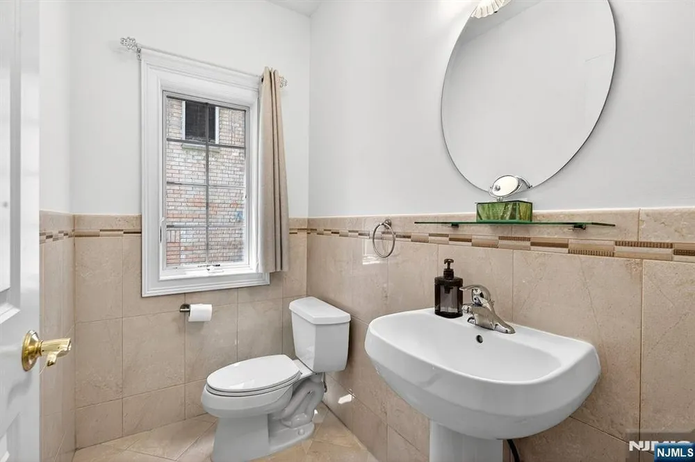 445 7th St, Palisades Park, NJ 07650