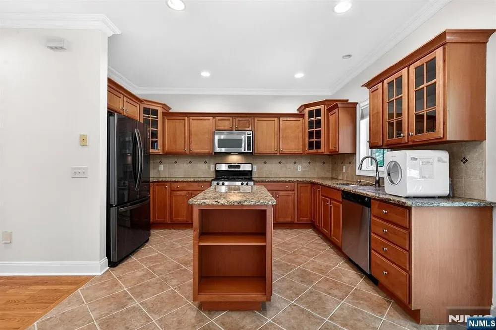 445 7th St, Palisades Park, NJ 07650