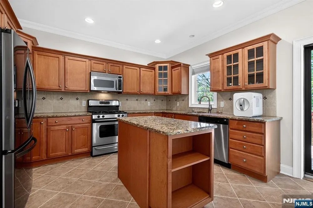 445 7th St, Palisades Park, NJ 07650