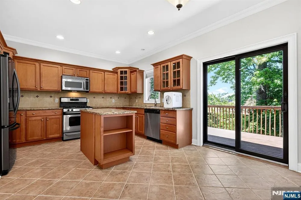 445 7th St, Palisades Park, NJ 07650