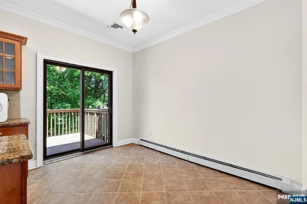 445 7th St, Palisades Park, NJ 07650