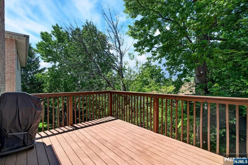 445 7th St, Palisades Park, NJ 07650