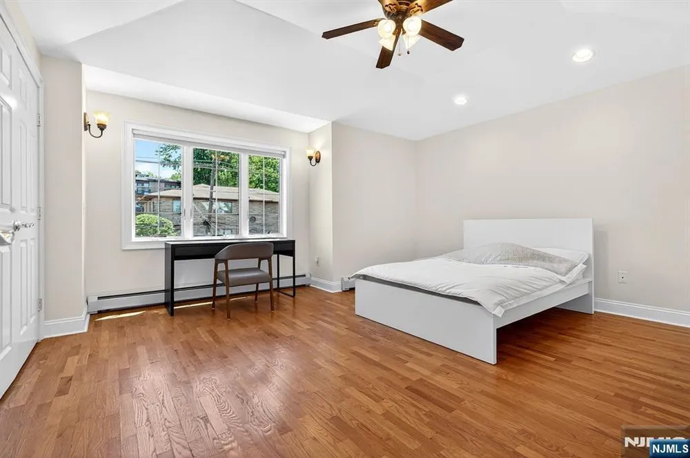 445 7th St, Palisades Park, NJ 07650
